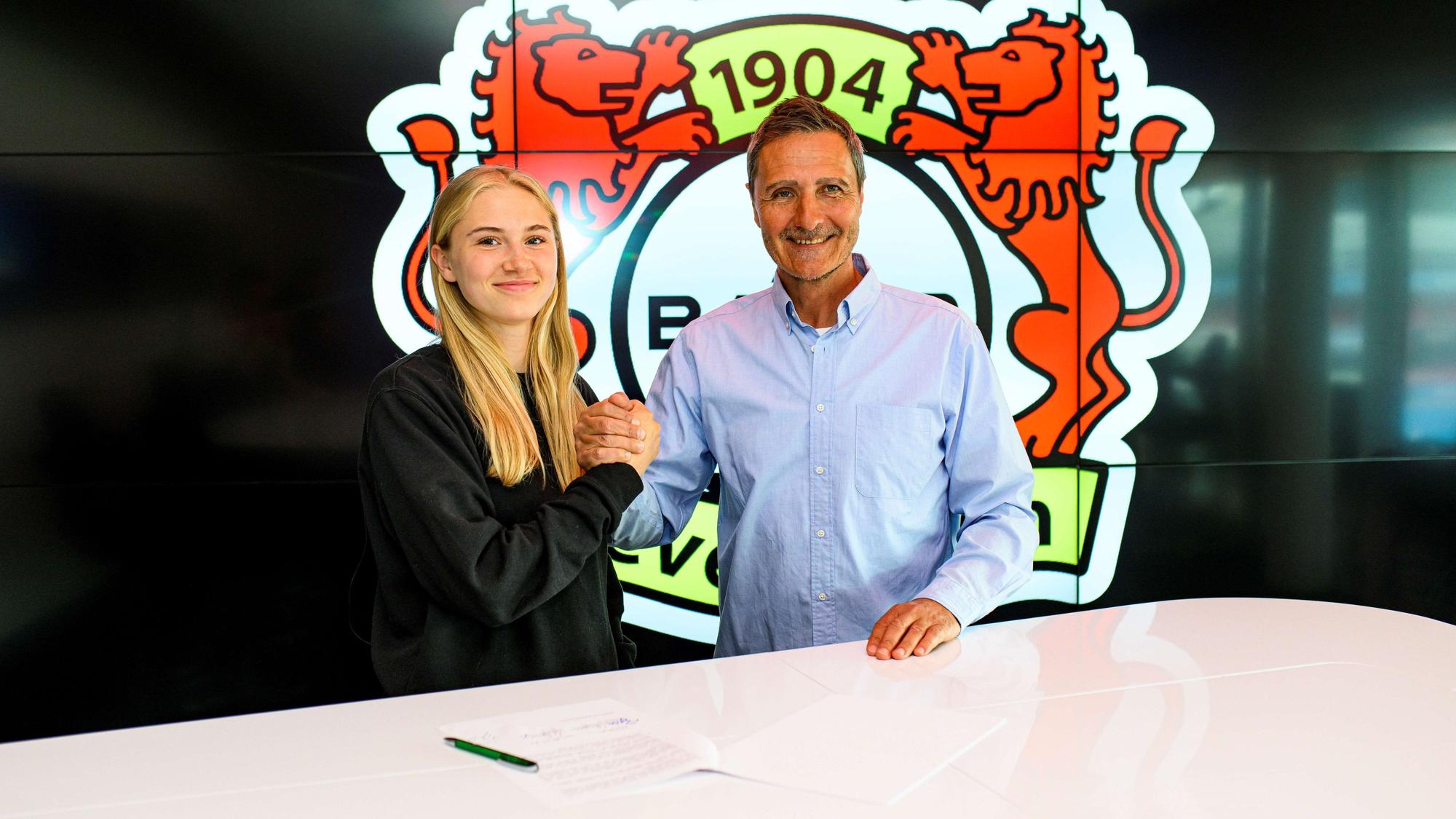 Paulina Bartz mit Achim Feifel, dem Sportlichen Leiter der Leverkusener Frauen