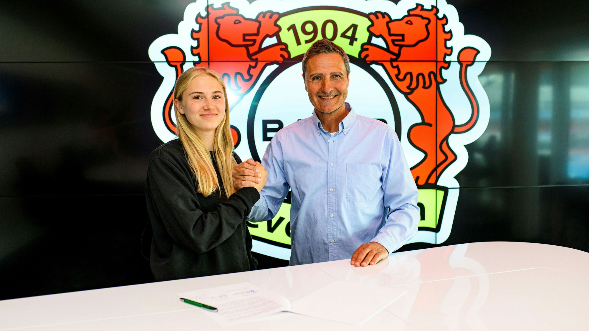 Paulina Bartz mit Achim Feifel, dem Sportlichen Leiter der Leverkusener Frauen