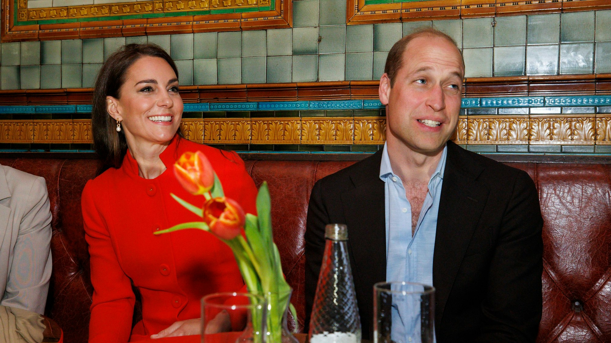 Prinz William, Prinz von Wales, und Catherine, Prinzessin von Wales, unterhalten sich vor der Krönung am 4. Mai 2023 im Dog and Duck Pub in Soho, London, England, mit lokalen Geschäftsleuten.