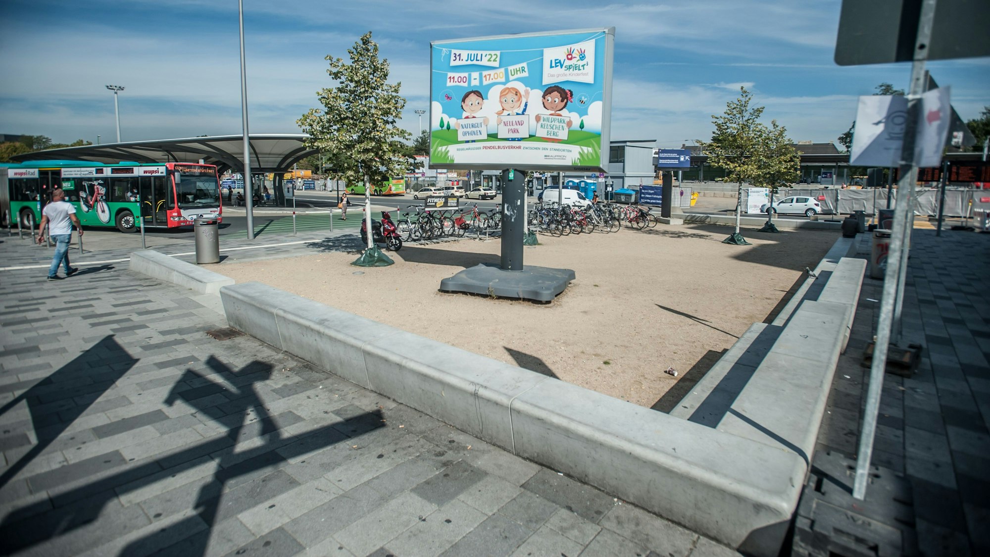 Sandfläche vor dem Busbahnhof mit vier Bäumen. Foto: Ralf Krieger