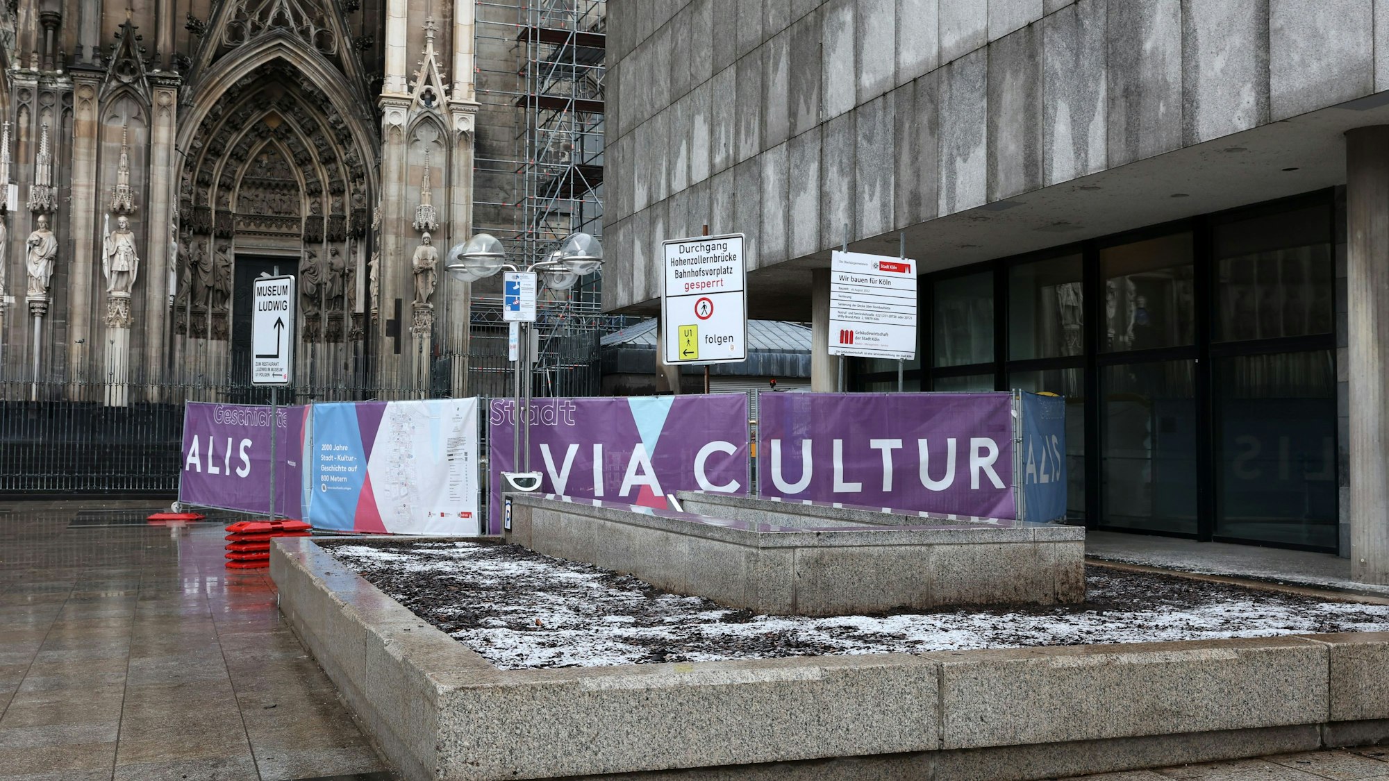 Gesperrter Durchgang vom Roncalliplatz zur Hohenzollernbrücke zwischen Dombauhütte und dem Römisch-Germanischen Museum