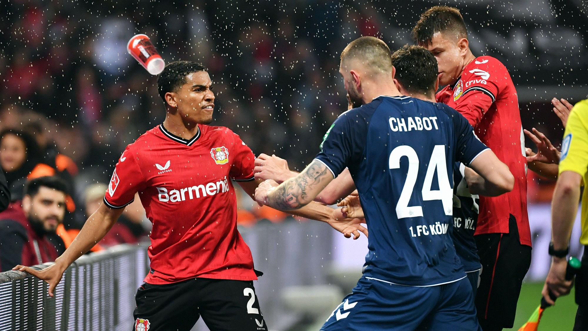 Amine Adli und Julian Chabot geraten unter einer Bierdusche aneinander.