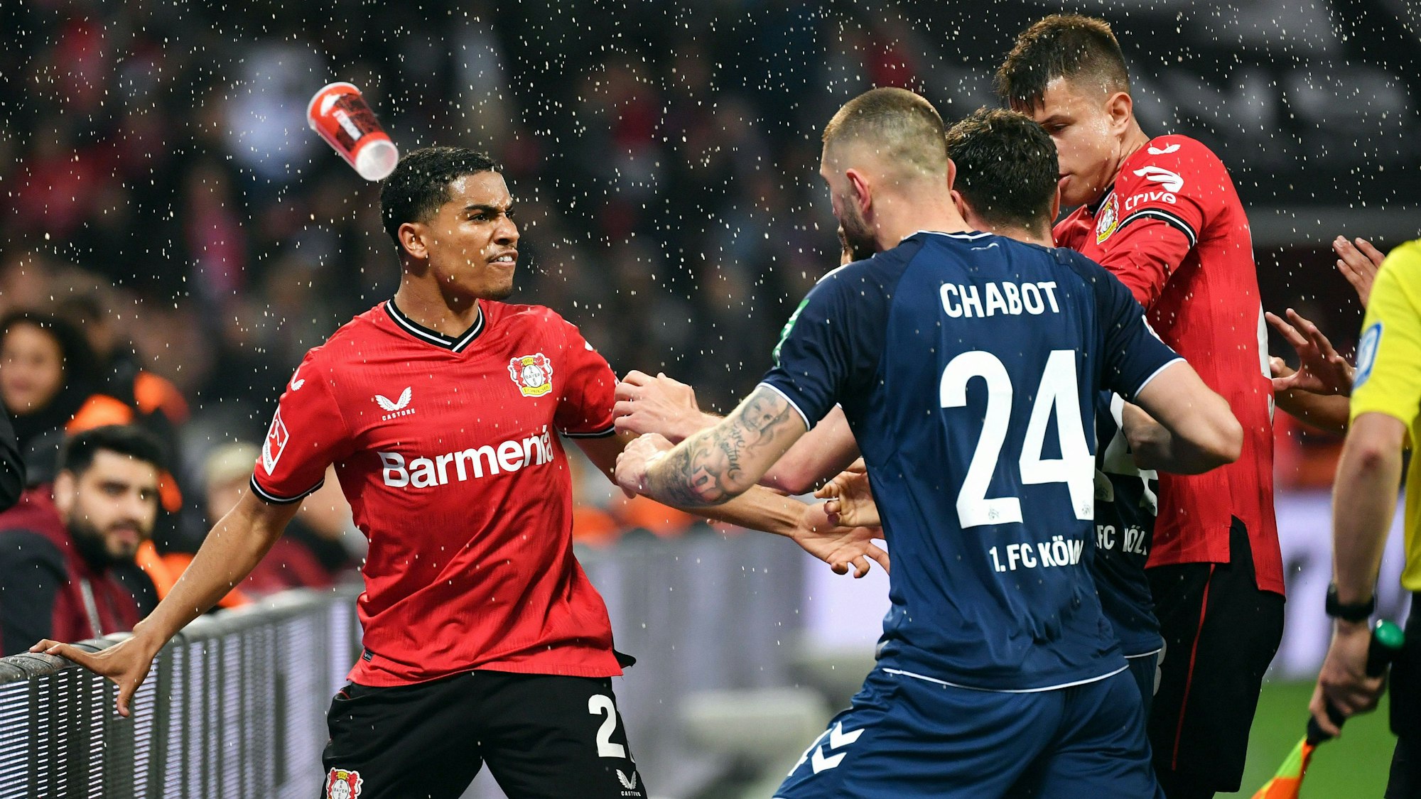 Amine Adli und Julian Chabot geraten unter einer Bierdusche aneinander.