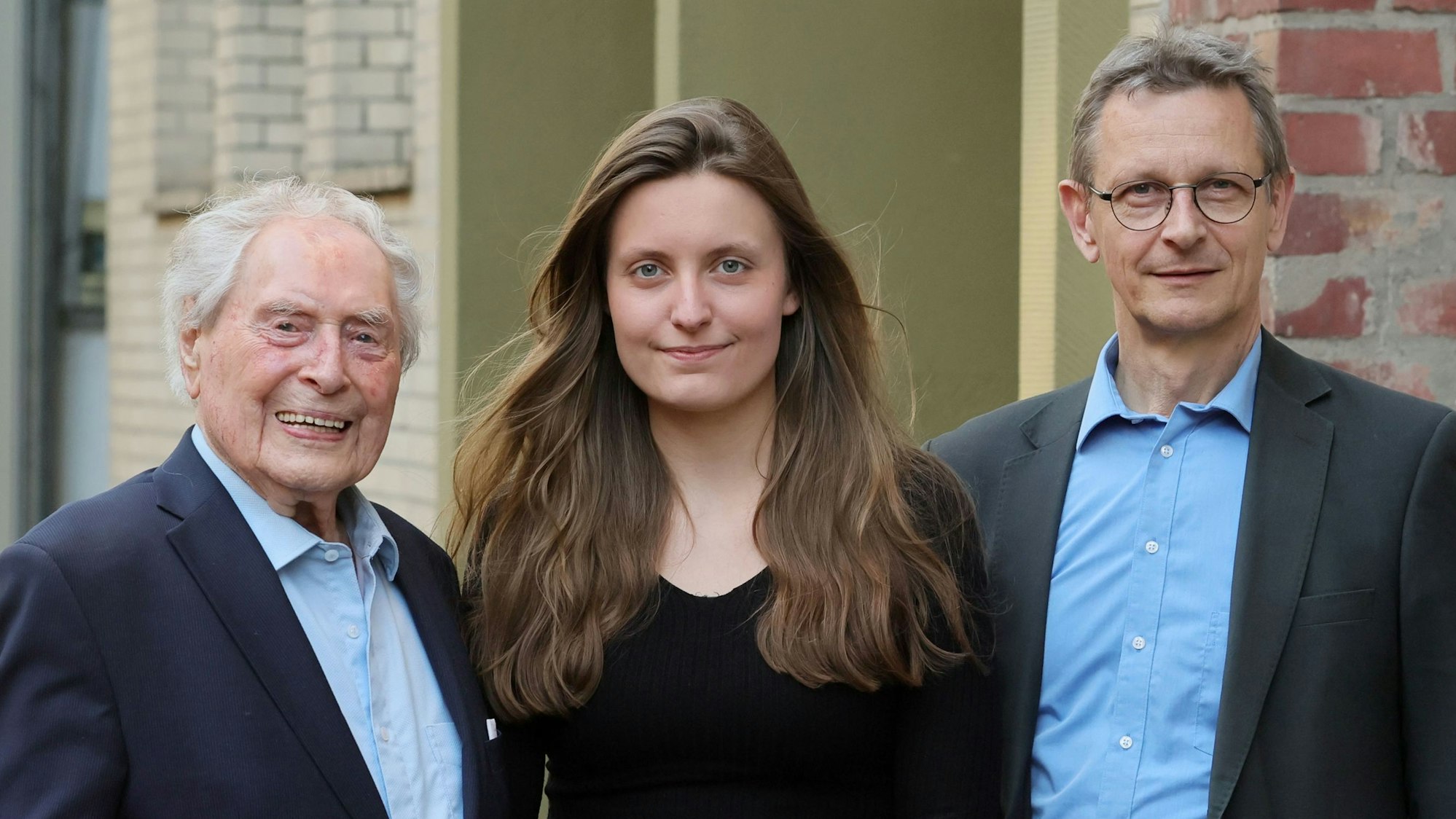 Die drei stehen vor dem Eingang der Karl-Rahner-Akademie.