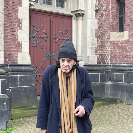 Der obdachlose Franceso hat gegen das Bettelverbot in Krefeld geklagt. Auf dem Bild mit Krefelder Ratsfrau der Linken, Julia Suermondt