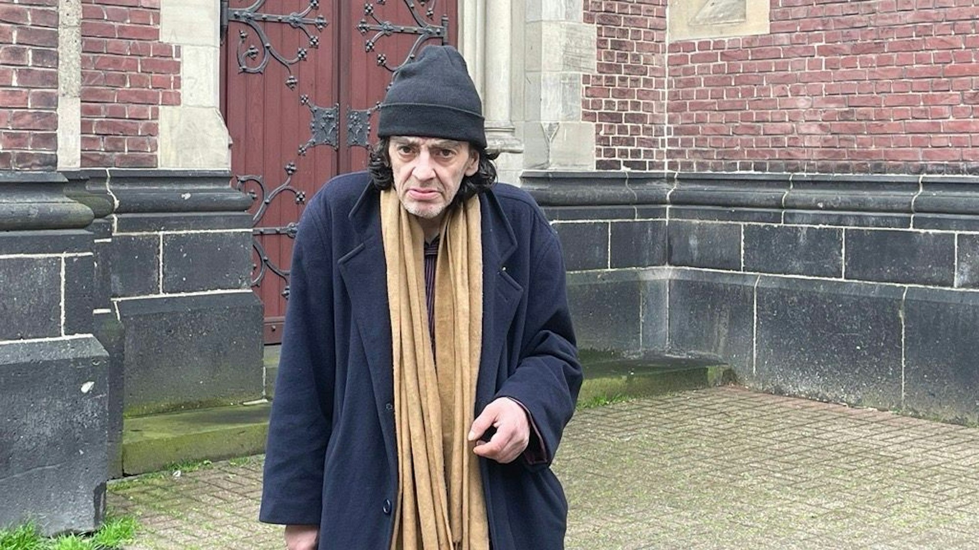 Der obdachlose Franceso hat gegen das Bettelverbot in Krefeld geklagt. Auf dem Bild mit Krefelder Ratsfrau der Linken, Julia Suermondt