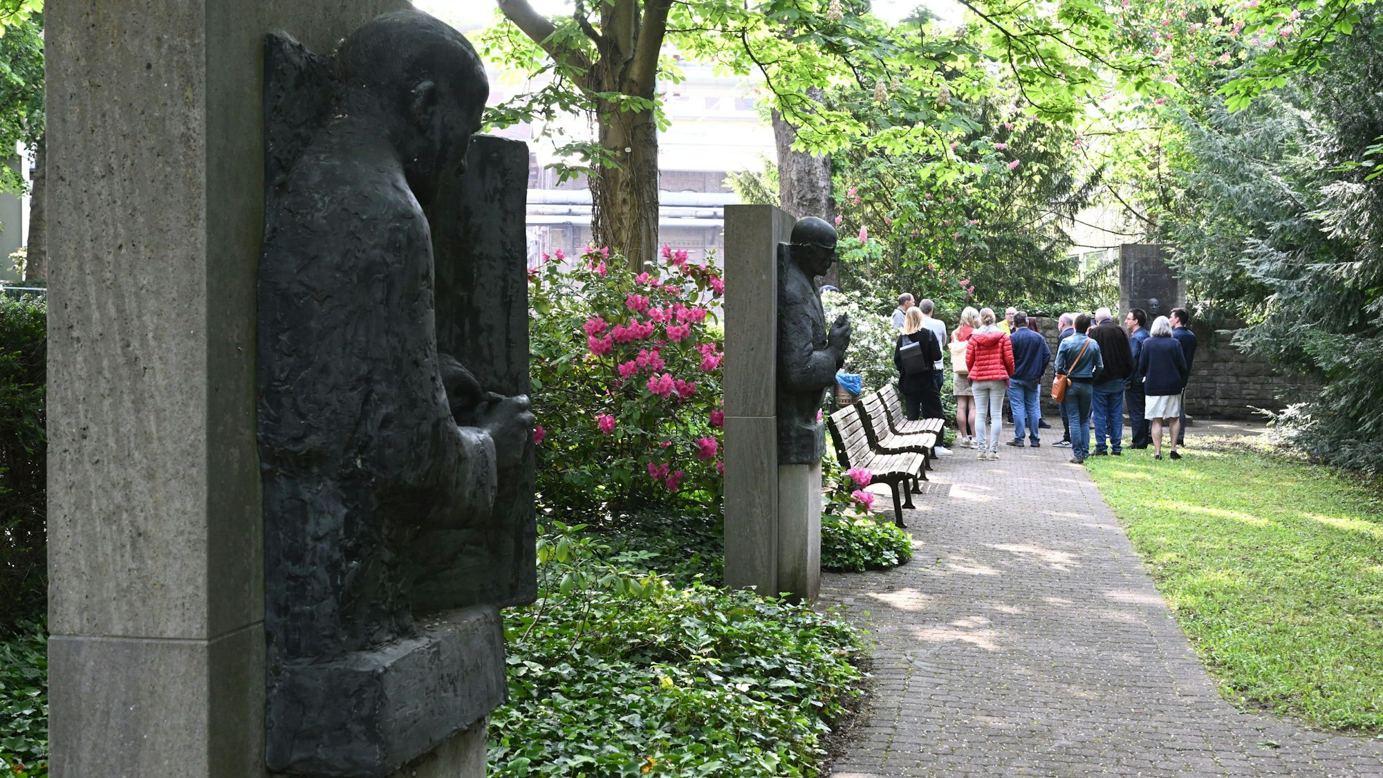 Das Foto zeigt den Büstengarten auf dem Werksgelände.