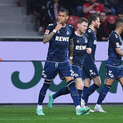 Jubelnde FC-Profis in Leverkusen