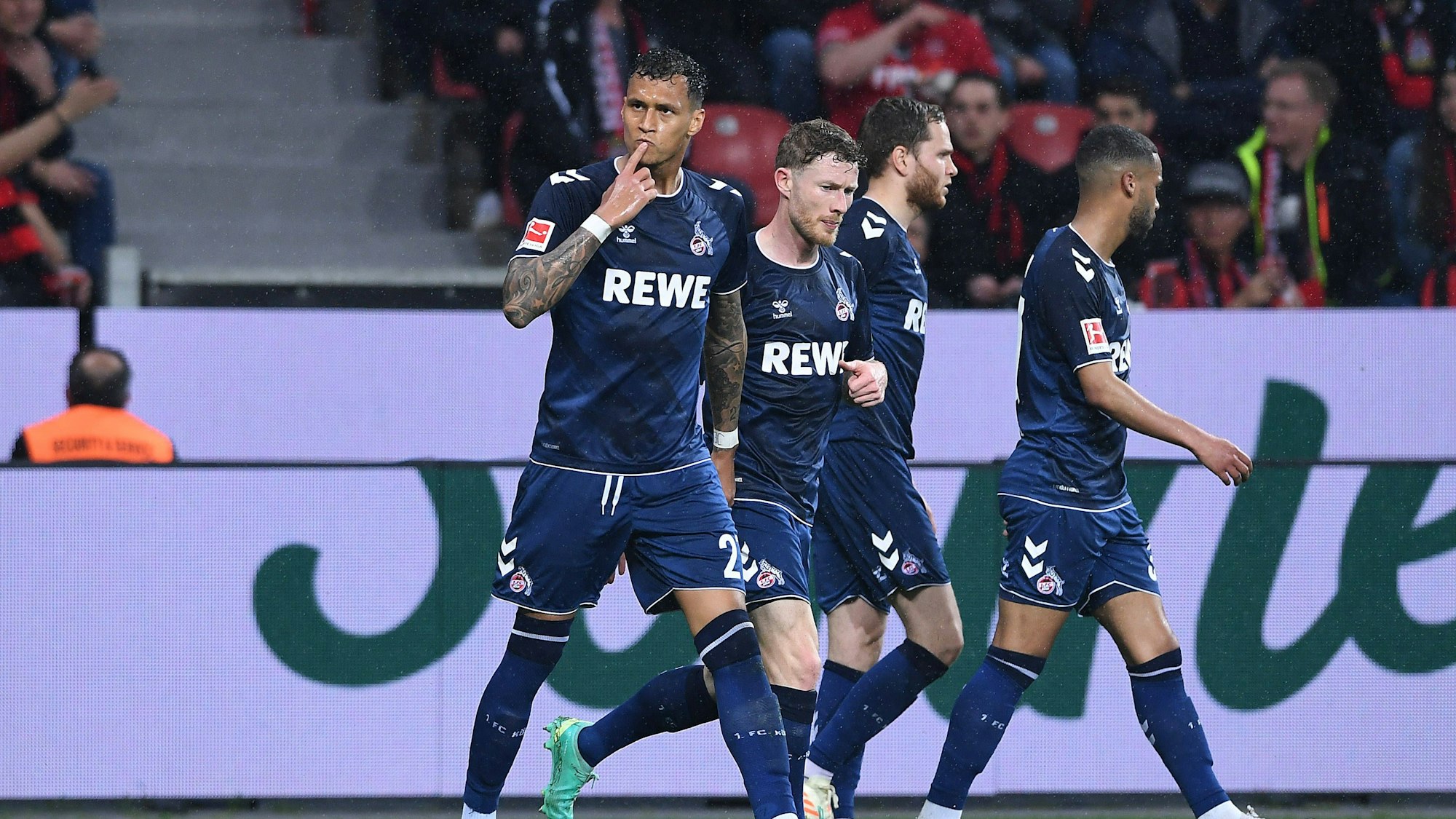 Jubelnde FC-Profis in Leverkusen