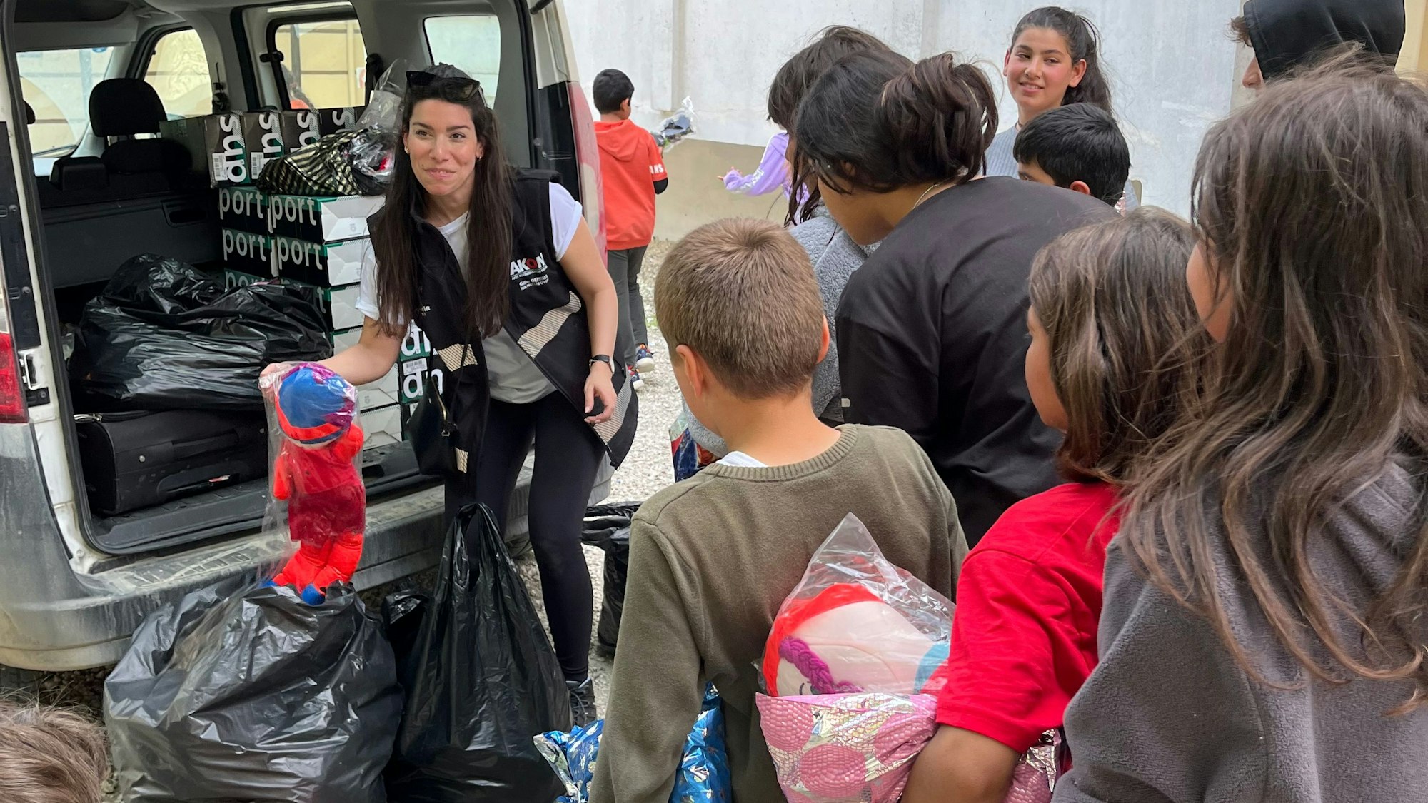 Lamia Faqirzada verteilt Spenden an Kinder– viele haben ihre Eltern verloren.