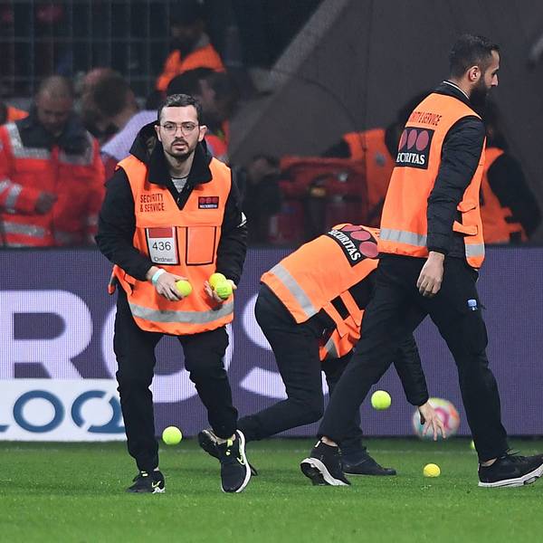 Ordner sammeln Tennisbälle im Levrekusener Stadion ein.