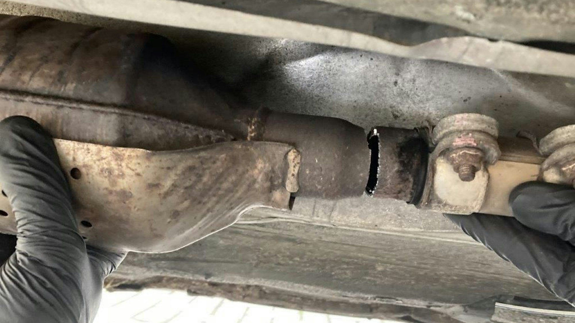 Die Täter schneiden oder sägen einen Katalysator innerhalb weniger Minuten vom Unterboden eines Autos ab.