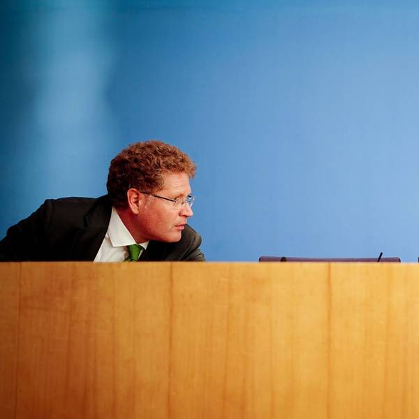 Robert Habeck (Bündnis 90/Die Grünen, r.), Bundesminister für Wirtschaft und Klimaschutz (BMWK), und Patrick Graichen, Staatssekretär im BMWK.