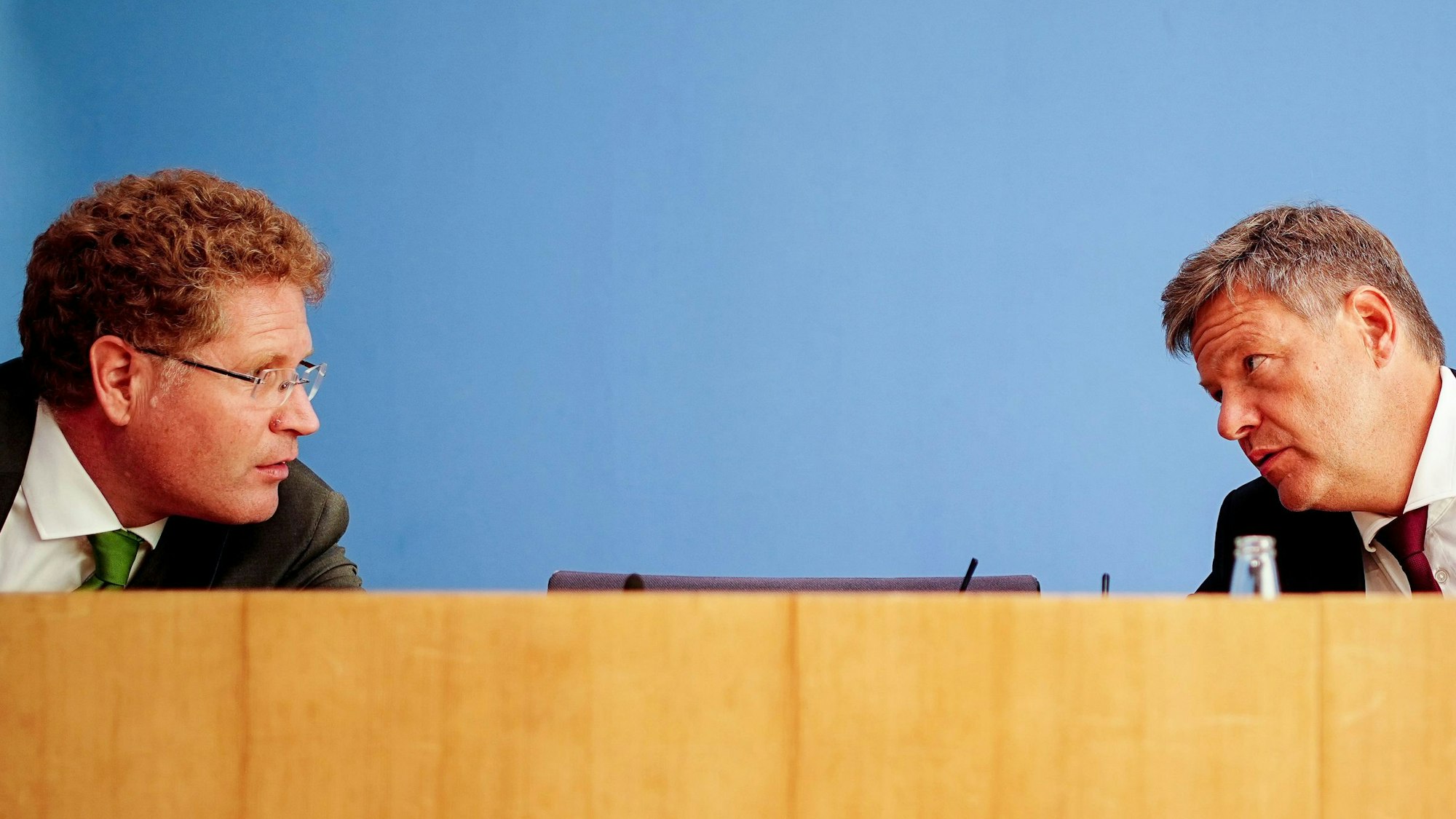 Robert Habeck (Bündnis 90/Die Grünen, r.), Bundesminister für Wirtschaft und Klimaschutz (BMWK), und Patrick Graichen, Staatssekretär im BMWK.