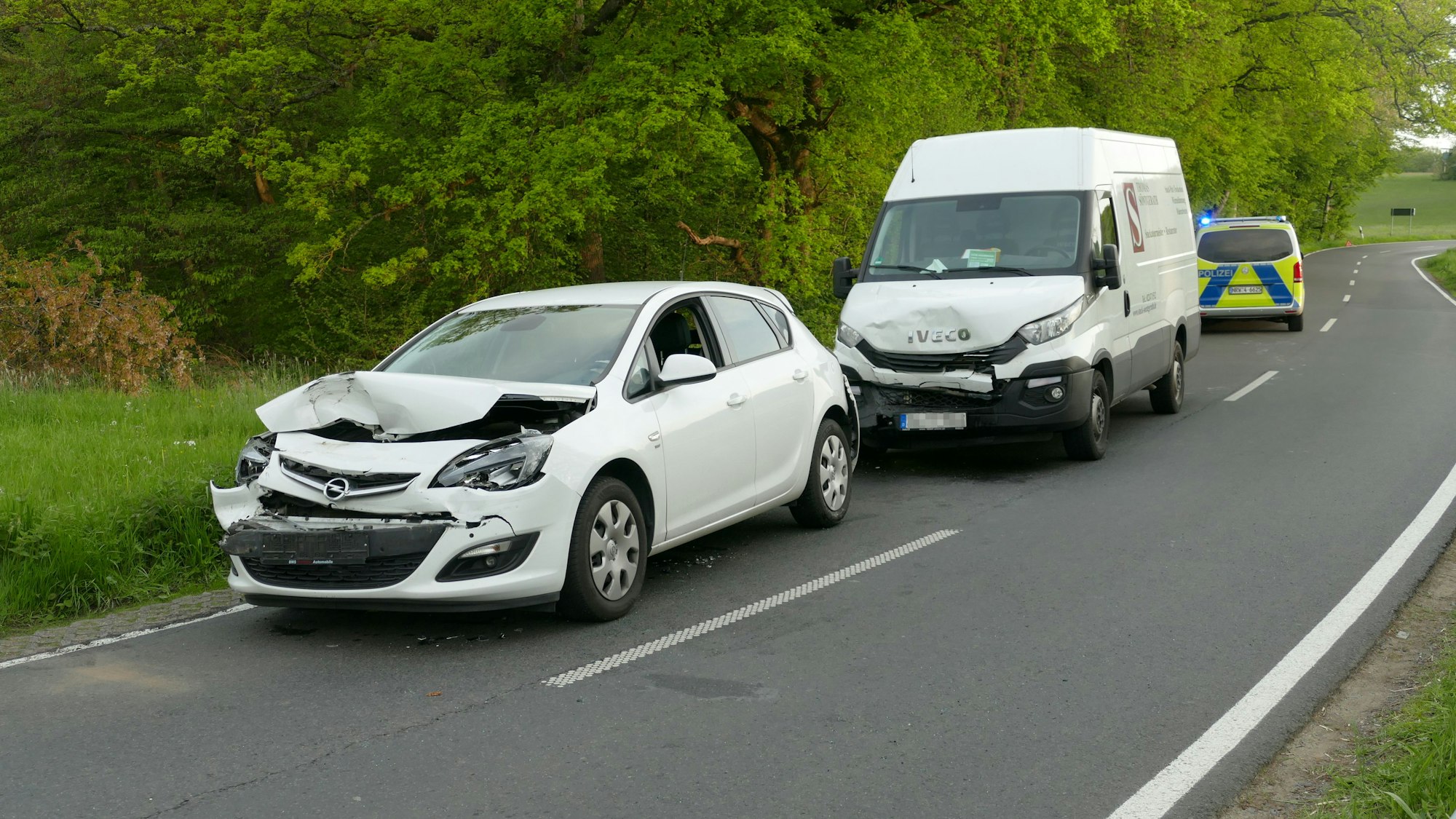 Der Transporter fuhr auf der L352 bei Heisterschoß auf den Opel auf und schob ihn in einen Saugwagen.