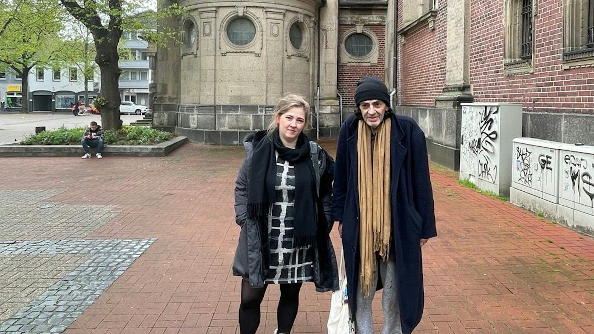 Der obdachlose Franceso hat gegen das Bettelverbot in Krefeld geklagt. Auf dem Bild mit Krefelder Ratsfrau der Linken, Julia Suermondt