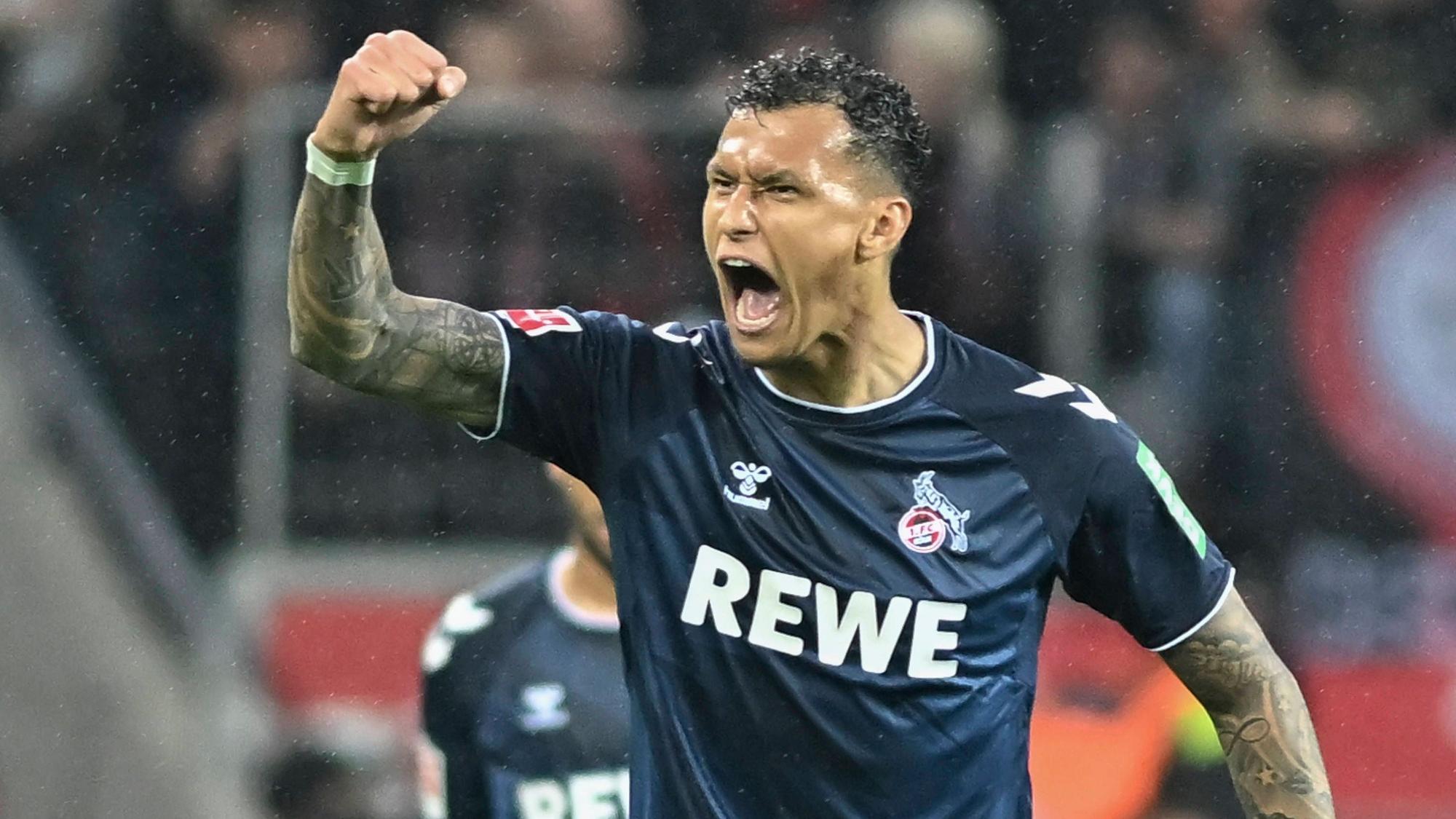 Davie Selke jubelt nach seinem 1:0 in Leverkusen