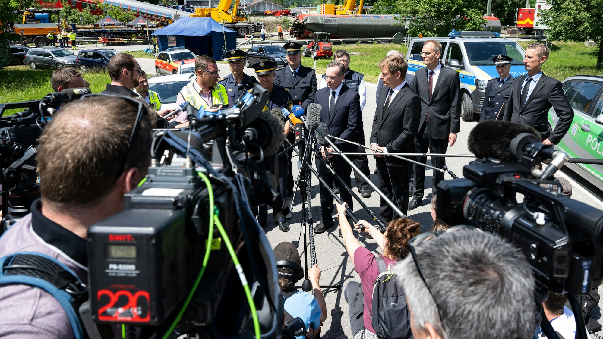 Juni 2022: Verkehrsminister Volker Wissing (FDP, Mitte) besucht die noch laufenden Bergungsarbeiten nach einem Zugunglück in Garmisch-Partenkirchen.