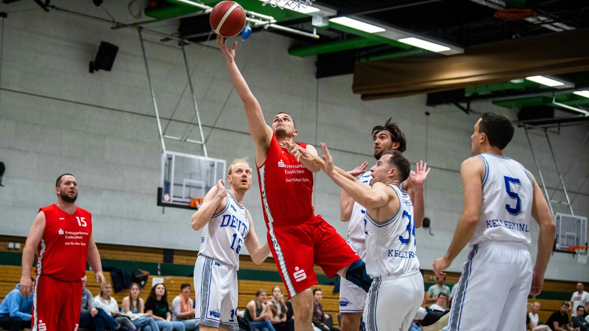 Zülpichs Basketballer Simon Benentreu steigt gegen Deutz mit dem Ball hoch.