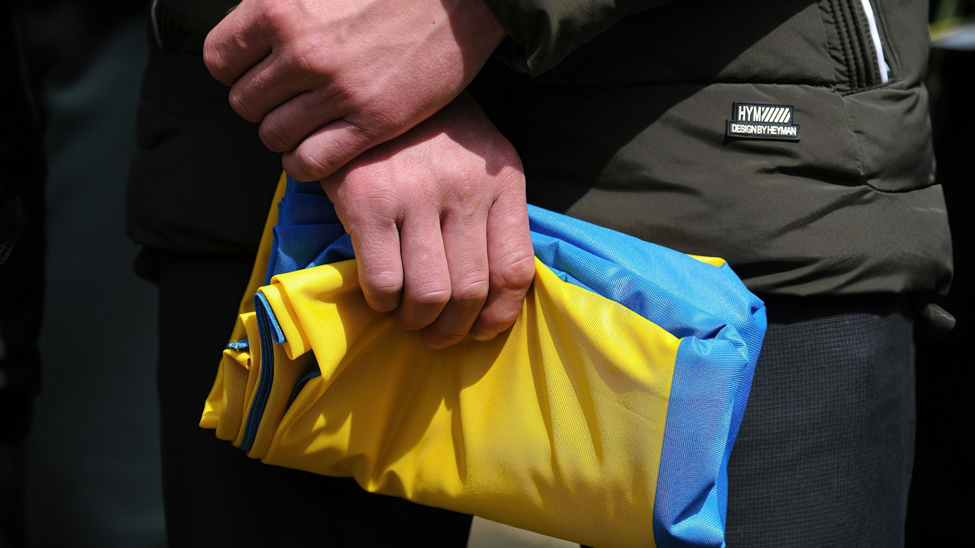 Ein Mann hält eine ukrainische Flagge in der Hand. Wegen einer solchen Flagge ist ein Streit in Ankara wegen Diplomaten aus Russland dund der Ukraine eskaliert (Symbolbild).