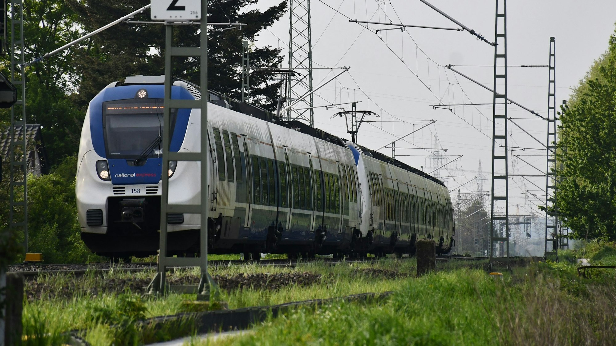 Das Bild zeigt einen Regionalzug, der die Unglücksstelle passiert.