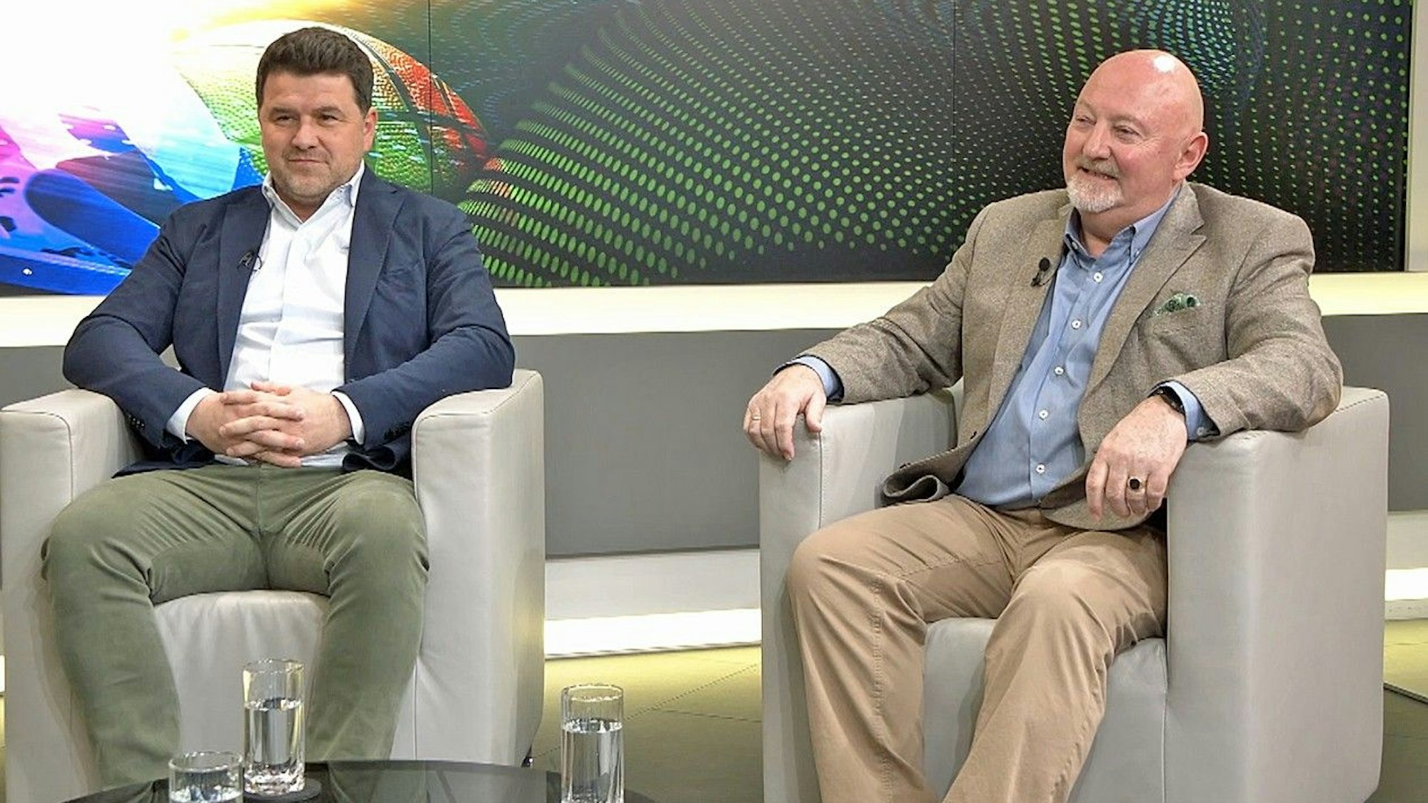 Christian Dollinger und Igor Barisic (l.) von Olimpija Ljubljana sitzen auf Stühlen.