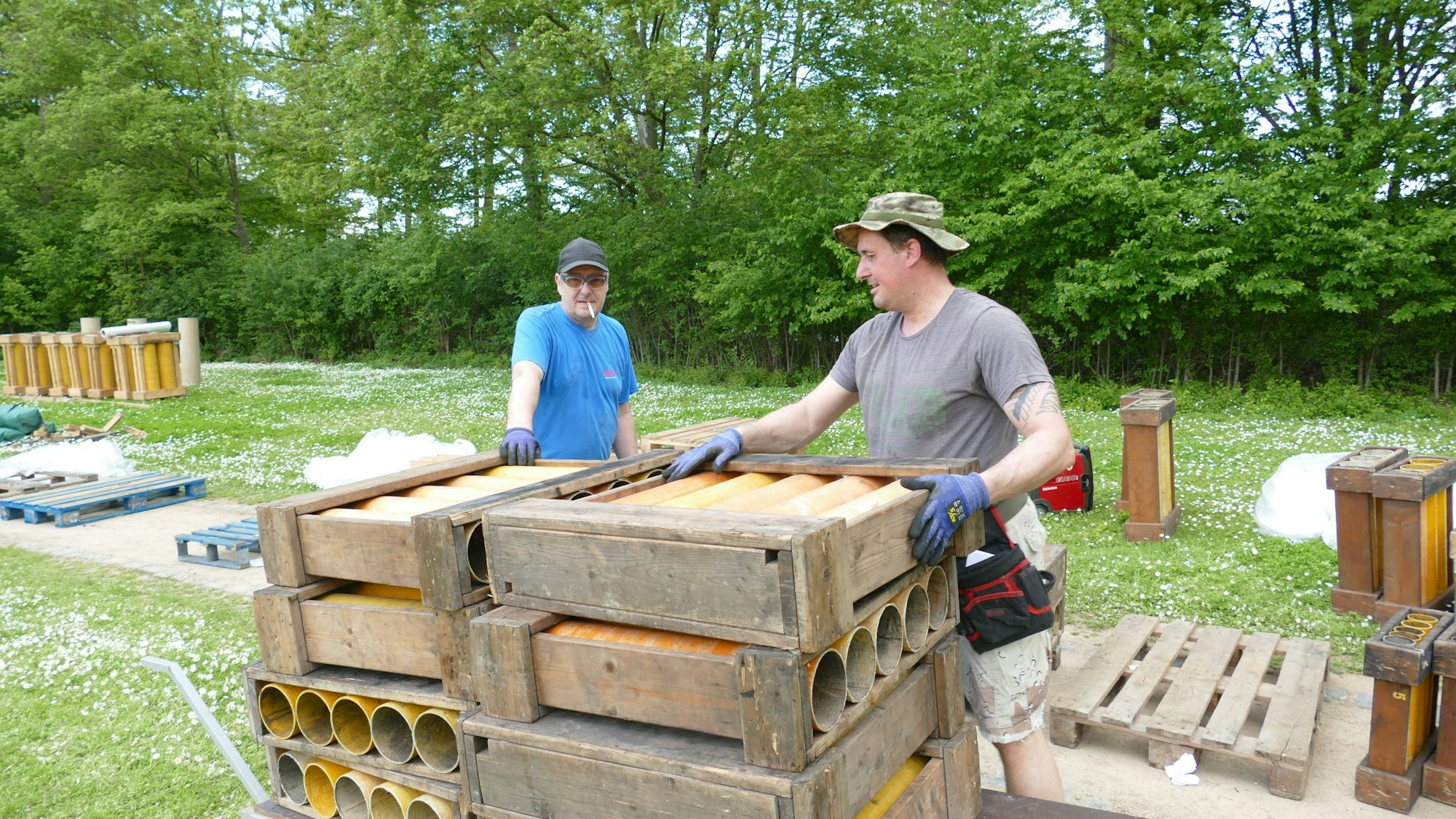 Arbeiter stellen die Abschussrohre auf.