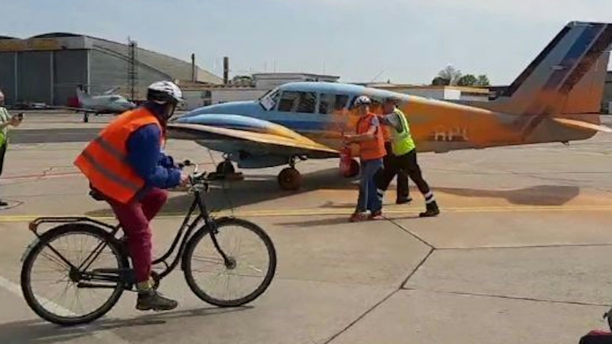 Klimaschutzaktivisten der „Letzten Generation“ besprühen einen Privatjet am Flughafen BER.