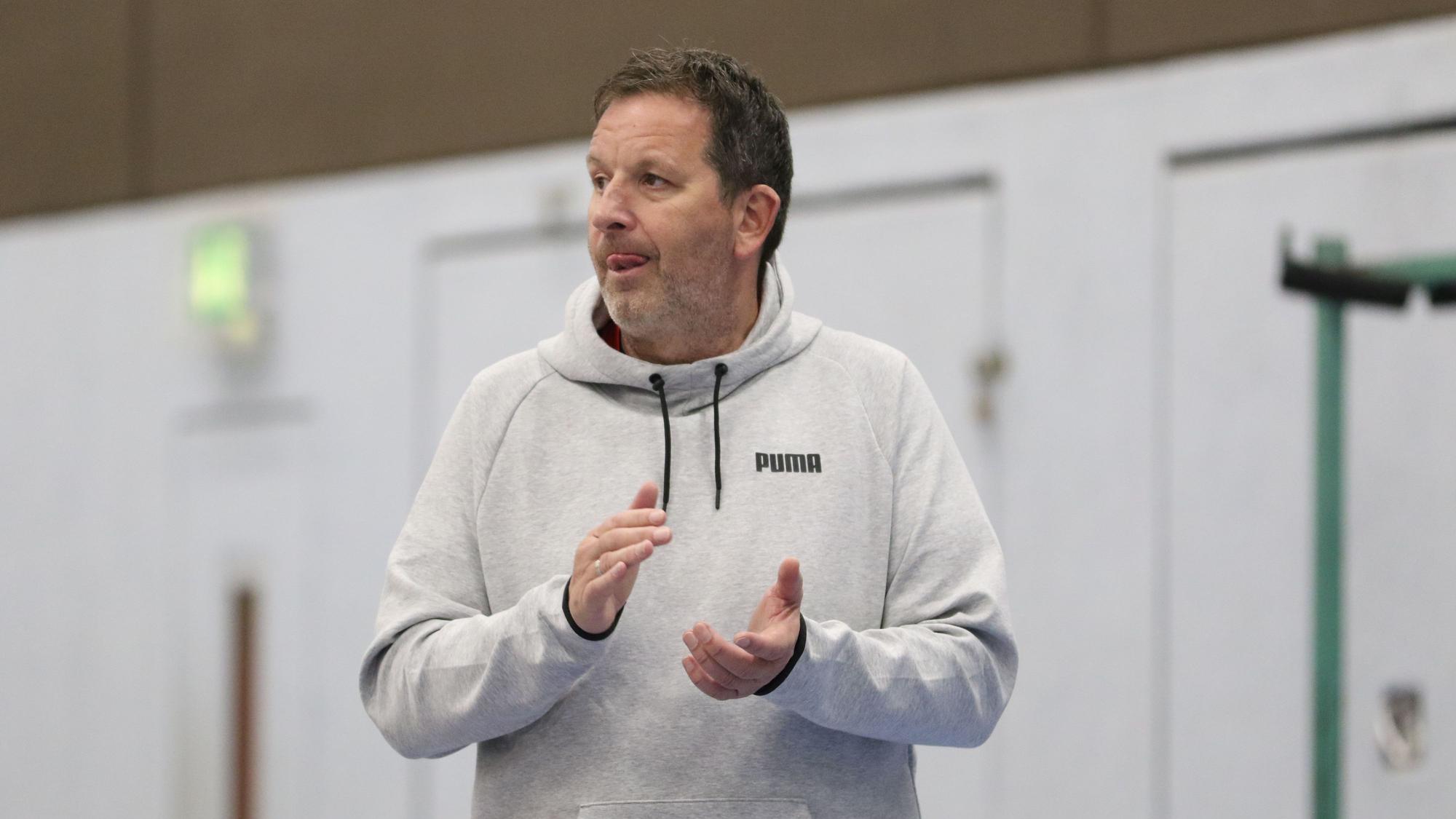 Zülpichs Trainer Olaf Pohlmeier, hier im Kreispokalspiel 2021 gegen Rheinbach, applaudiert.