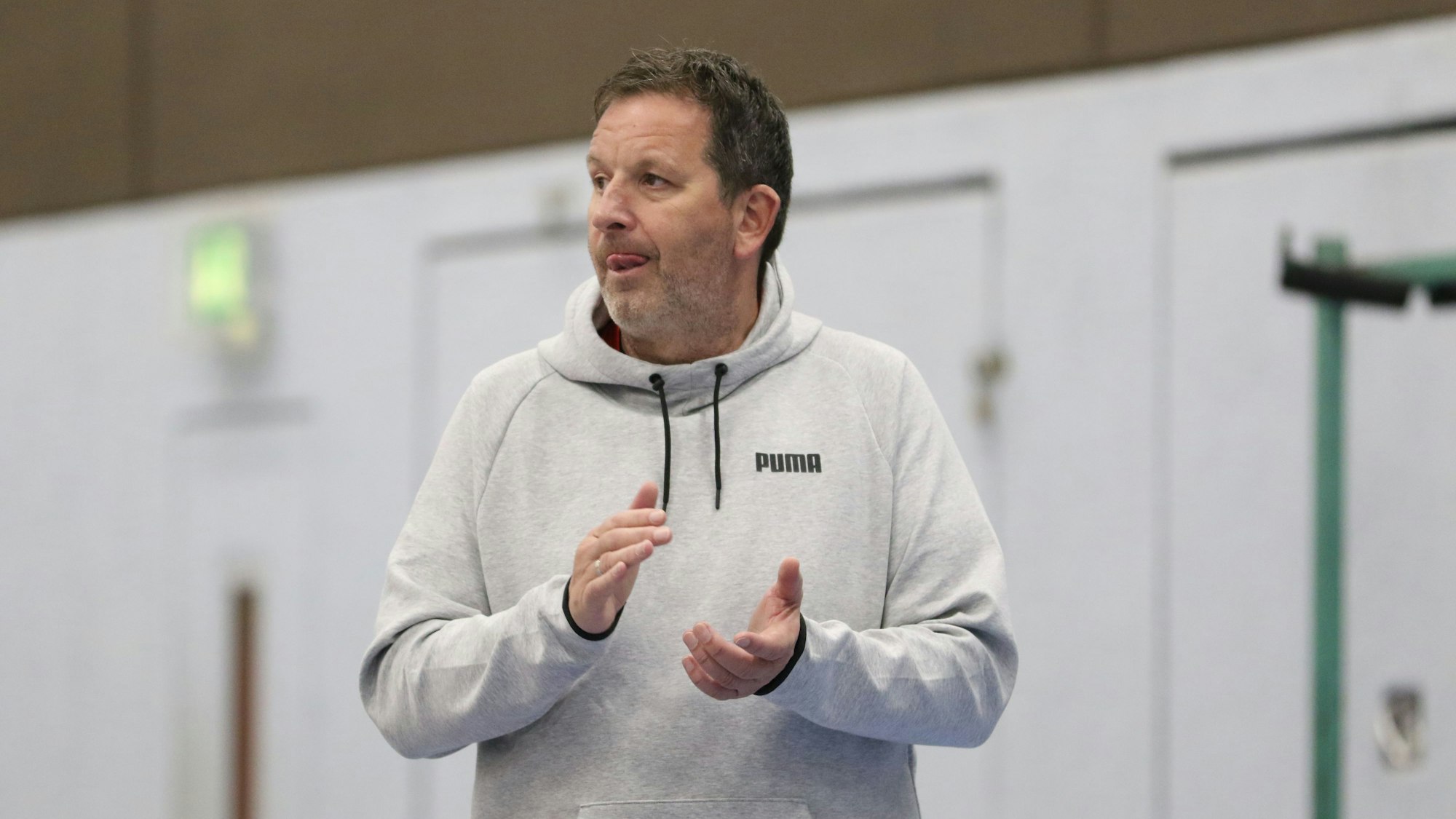 Zülpichs Trainer Olaf Pohlmeier, hier im Kreispokalspiel 2021 gegen Rheinbach, applaudiert.