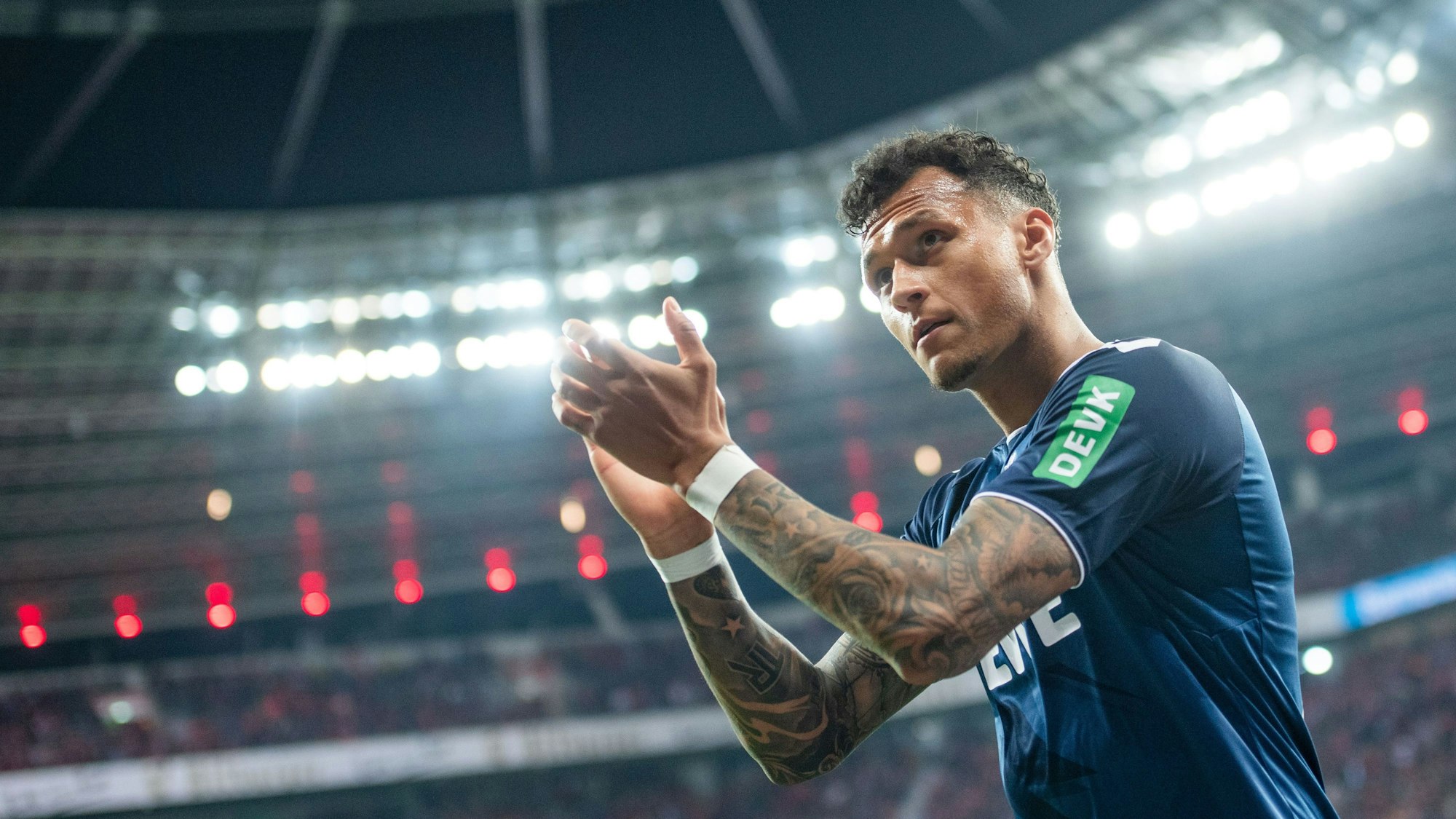 Kölns Davie Selke bedankt sich nach seiner Auswechslung bei den Fans.