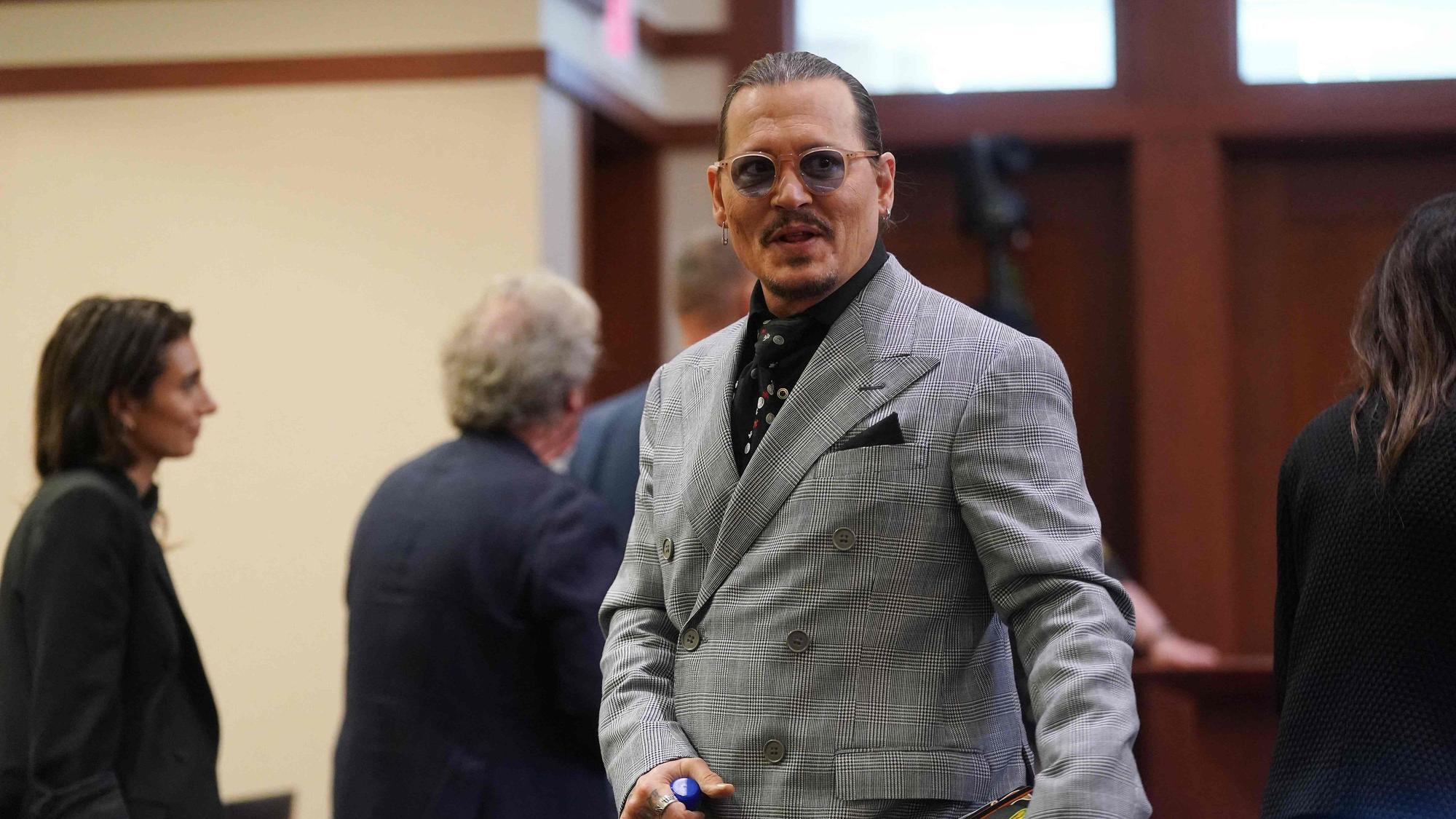Johnny Depp mit Anzug und Krawatte im Gerichtssaal.
