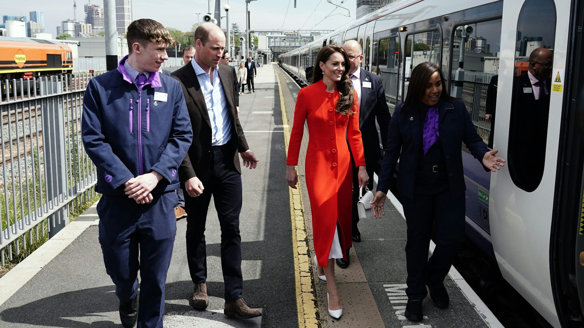 Prinz William, Prinz von Wales, und Catherine, Prinzessin von Wales, fahren mit der Elizabeth-Linie der Londoner U-Bahn im Zentrum Londons.