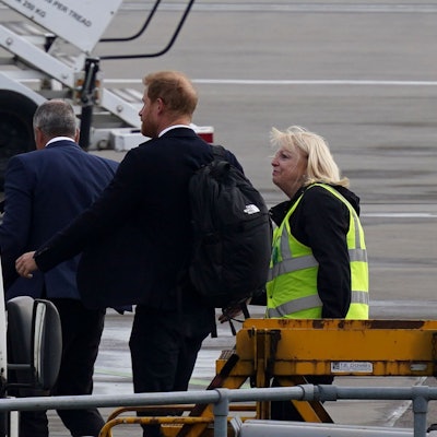Prinz Harry läuft auf dem Rollfeld zum Flugzeug am Flughafen Aberdeen.
