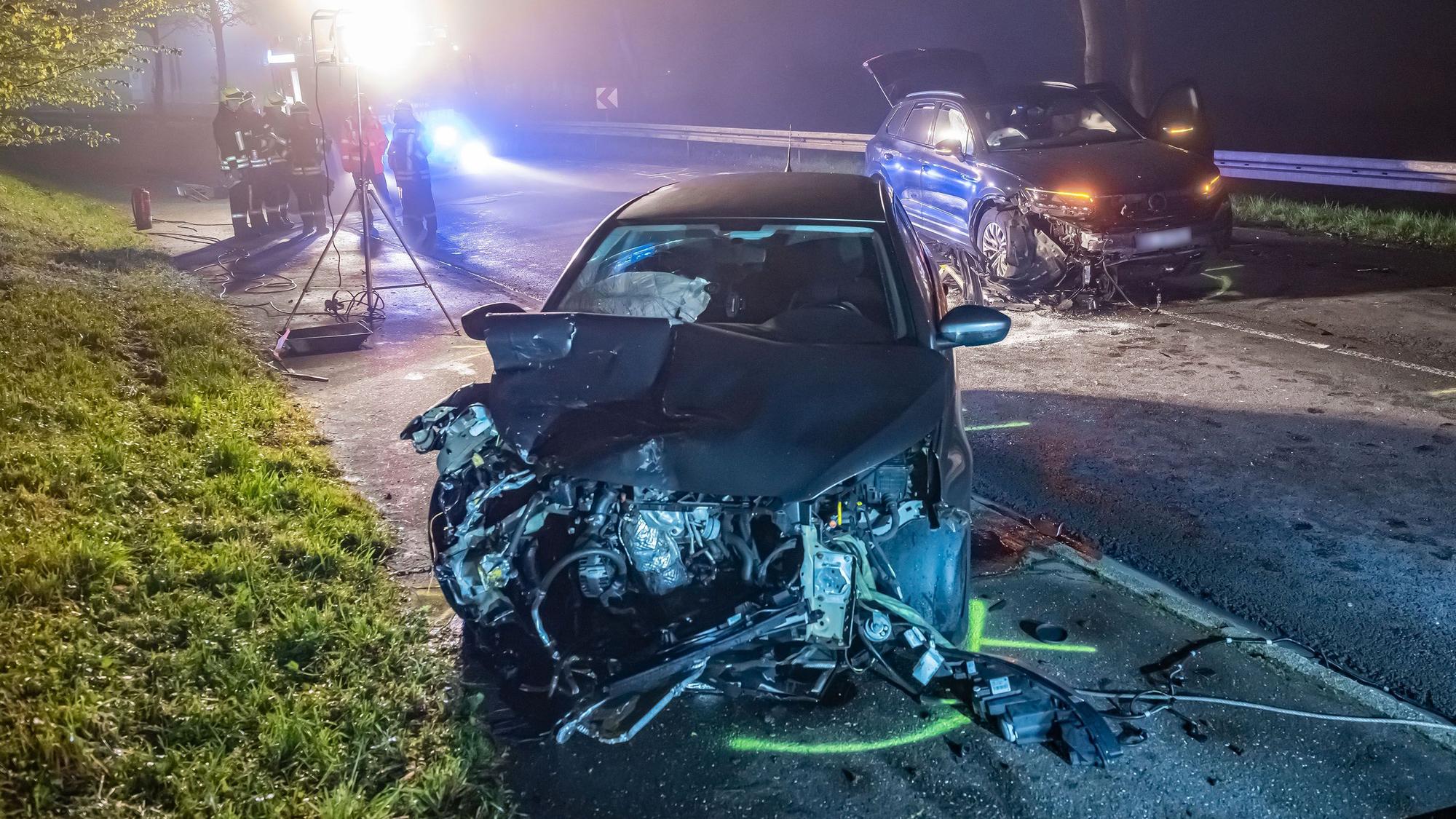 Unfallstelle in Wipperfürth-Hämmern. Zu sehen sind zwei beschädigte Pkw und Rettungskräfte im Hintergrund. Am Samstag (06. Mai) fuhr gegen 03:25 h ein VW-Geländewagen auf der B 237 in den Gegenverkehr und stieß dort mit einem entgegenkommenden Peugeot zusammen.