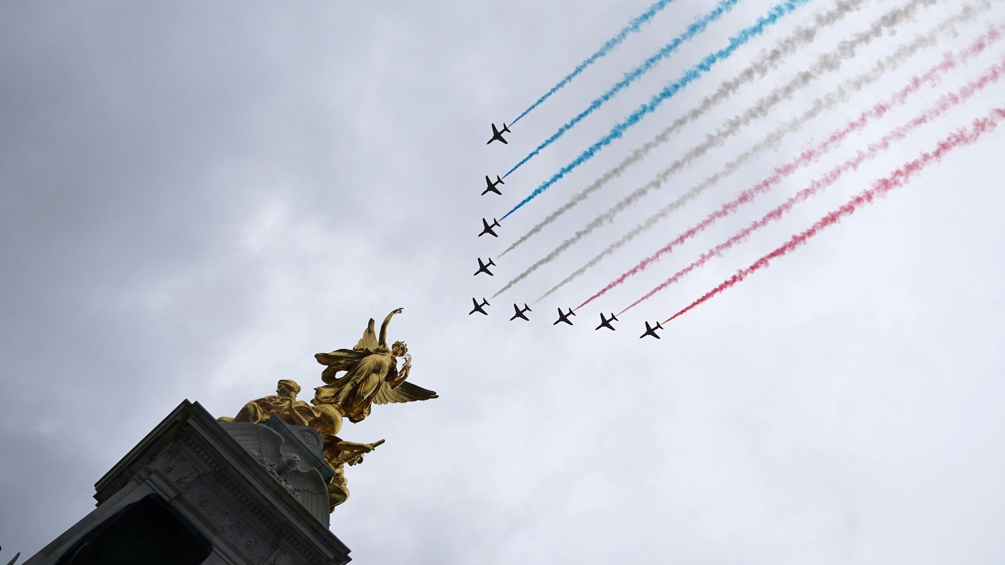 Die „Red Arrows“ der britischen Luftwaffe beim Flug über London während der Krönung von König Charles III.