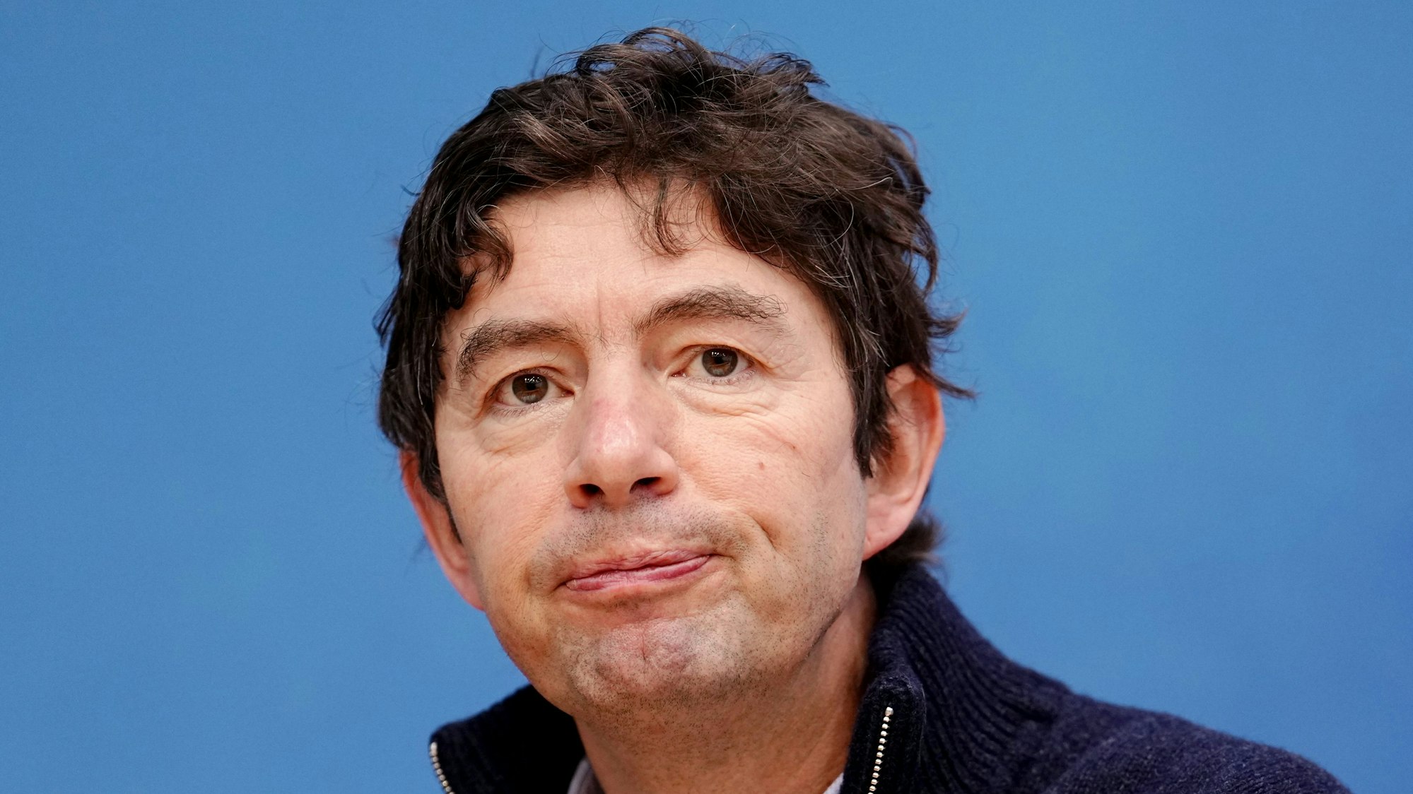 Christian Drosten, Direktor des Instituts für Virologie an der Charité Berlin, sitzt bei einer Pressekonferenz im Bundestag vor anwesenden Journalisten.