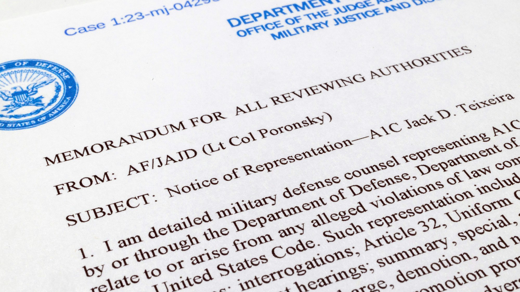 Das Bild zeigt ein Memo der US Air Force, in dem ein Militäranwalt für Jack Teixeira ernannt wird und das im Antrag der Verteidigung auf Hausarrest vor der Verhandlung enthalten ist.