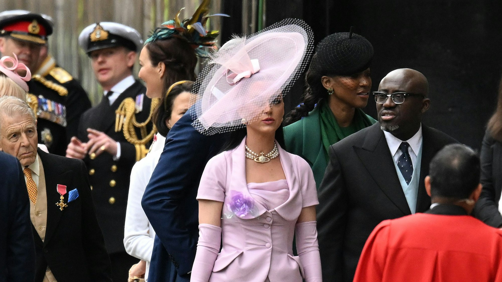 Katy Perry und Edward Enninful kommen vor der Krönung von König Charles III. und Königin Camilla am 06. Mai 2023 in London, England, in der Westminster Abbey an.