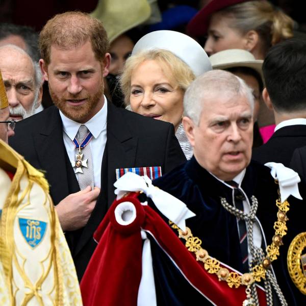 Prinz Harry, Herzog von Sussex, und sein Onkel Prinz Andrew, Duke of York, verlassen Westminster Abbey nach der Krönungszeremonie des britischen Königs Charles und der Königin Camilla.