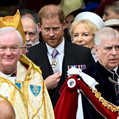 Prinz Harry, Herzog von Sussex, und sein Onkel Prinz Andrew, Duke of York, verlassen Westminster Abbey nach der Krönungszeremonie des britischen Königs Charles und der Königin Camilla.