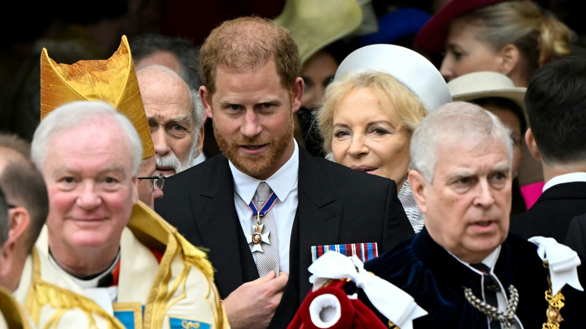 Prinz Harry, Herzog von Sussex, und sein Onkel Prinz Andrew, Duke of York, verlassen Westminster Abbey nach der Krönungszeremonie des britischen Königs Charles und der Königin Camilla.