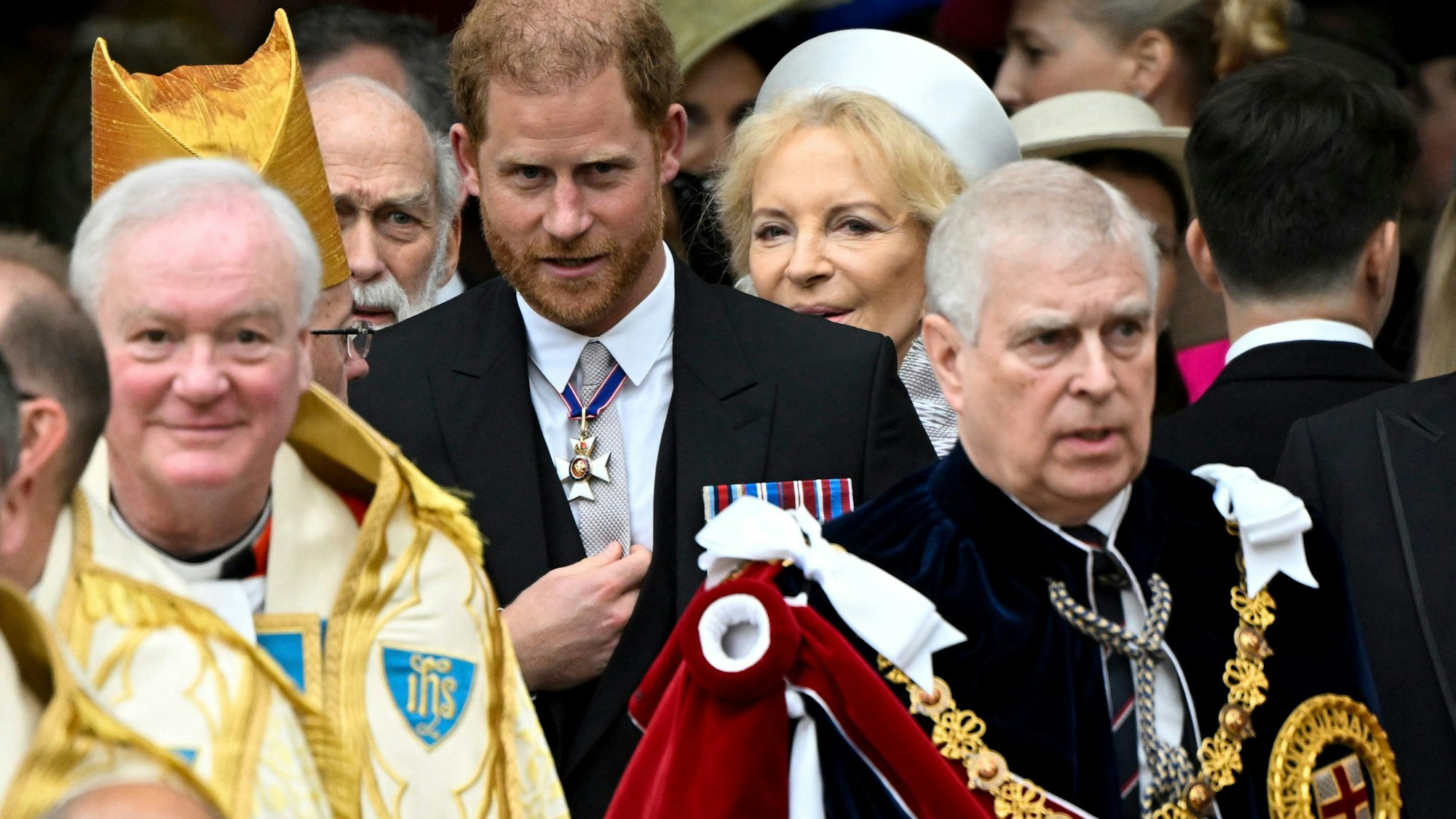 Prinz Harry, Herzog von Sussex, und sein Onkel Prinz Andrew, Duke of York, verlassen Westminster Abbey.