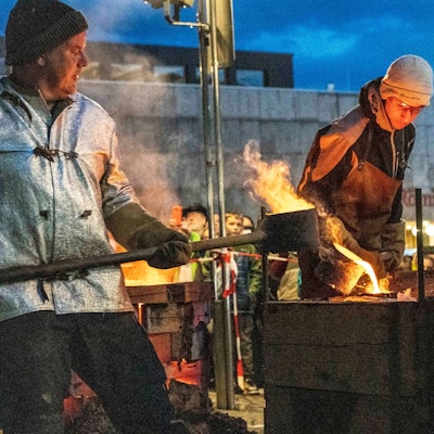Vor dem Kölner Dom wird am Freitagabend eine Glocke gegossen.