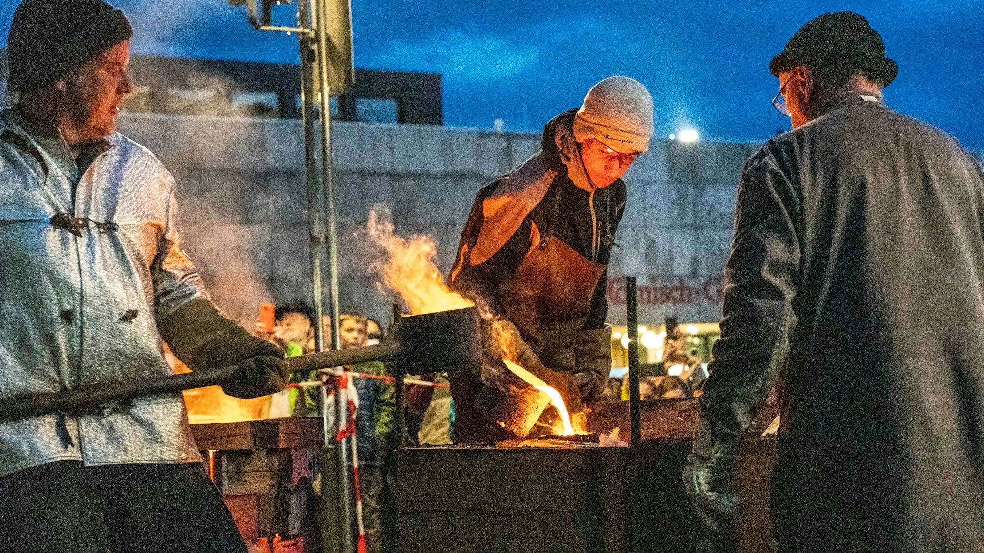 Vor dem Kölner Dom wird am Freitagabend eine Glocke gegossen.