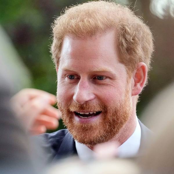 Der britische Prinz Harry, Herzog von Sussex, unterhält sich mit Menschen, nachdem er die Blumenarrangements zu Ehren der verstorbenen Königin Elizabeth II. vor Schloss Windsor besichtigt hat.