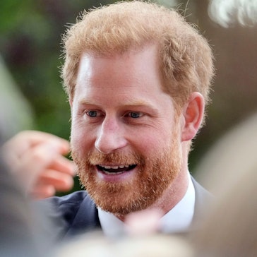 Der britische Prinz Harry, Herzog von Sussex, unterhält sich mit Menschen, nachdem er die Blumenarrangements zu Ehren der verstorbenen Königin Elizabeth II. vor Schloss Windsor besichtigt hat.