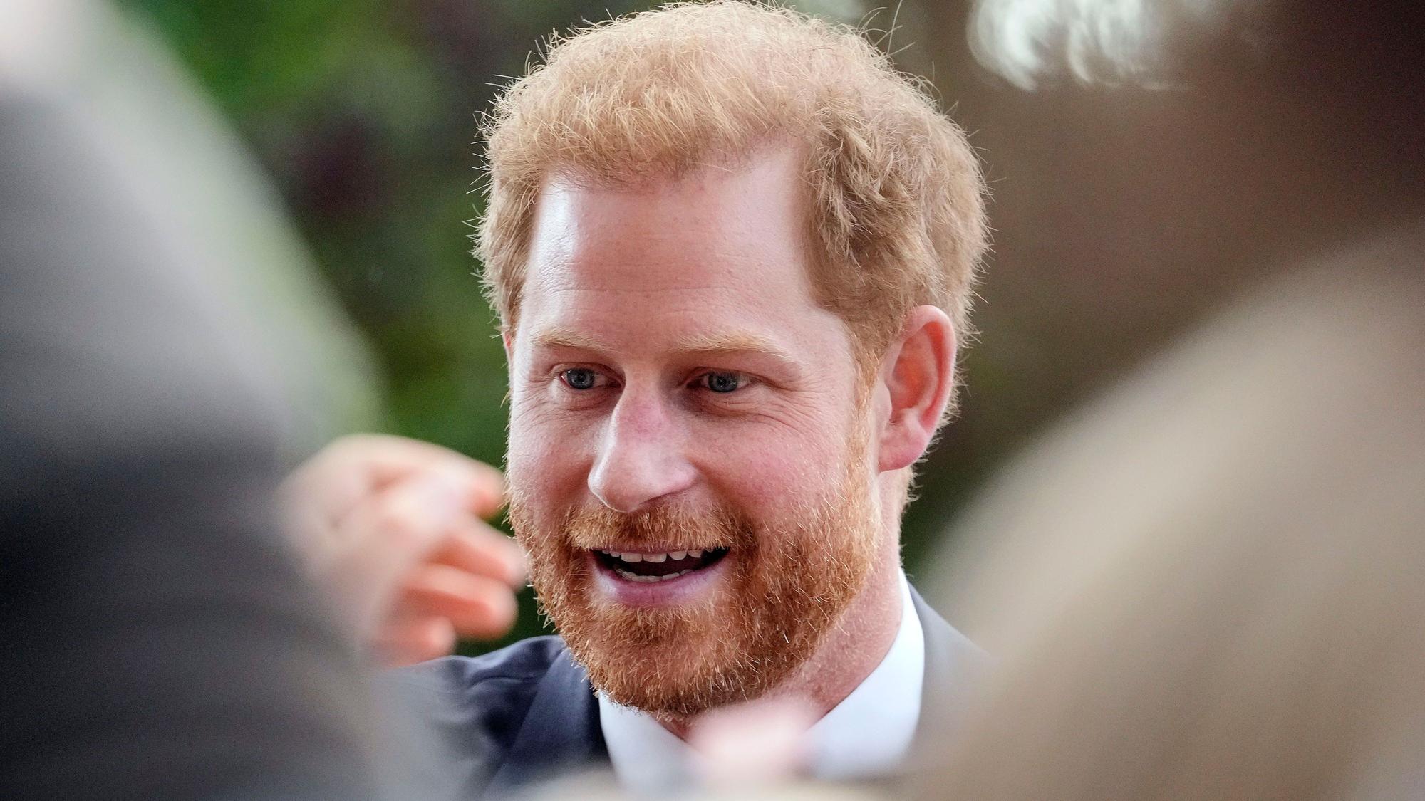 Prinz Harry, Herzog von Sussex, trifft sich mit Menschen, nachdem er die Blumendekoration für die verstorbene Königin Elizabeth II. vor dem Schloss Windsor besichtigt hat.
