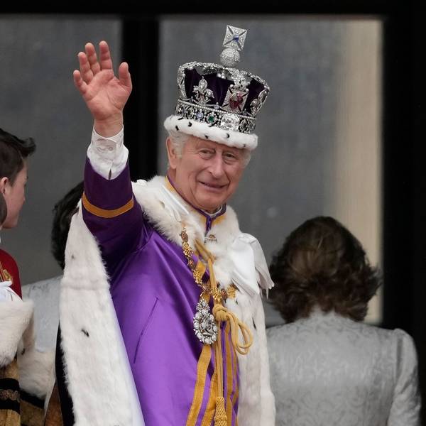 König Charles winkt seinem Volk bei seiner Krönung am 6. Mai 2023.