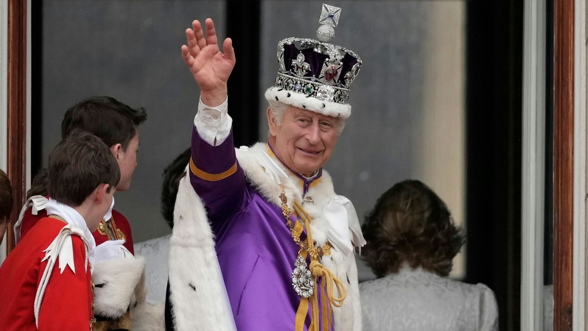König Charles winkt seinem Volk bei seiner Krönung am 6. Mai 2023.